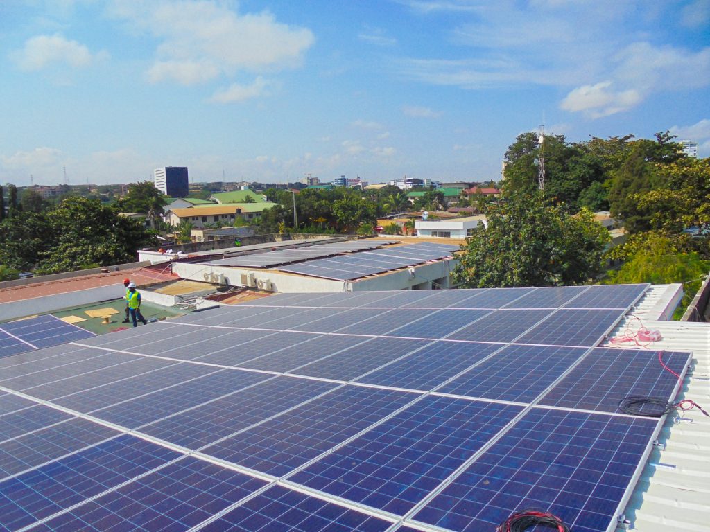 195 kWp Solaranlage für Nyaho Medical Centre, Ghana.