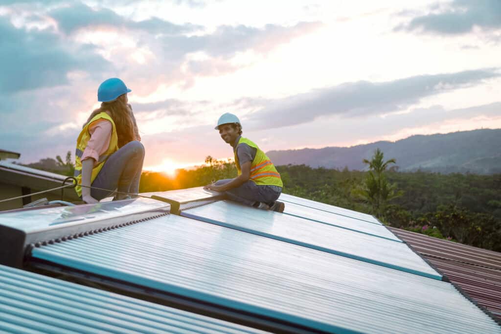 Dos empleados de ecoligo en un proyecto solar
