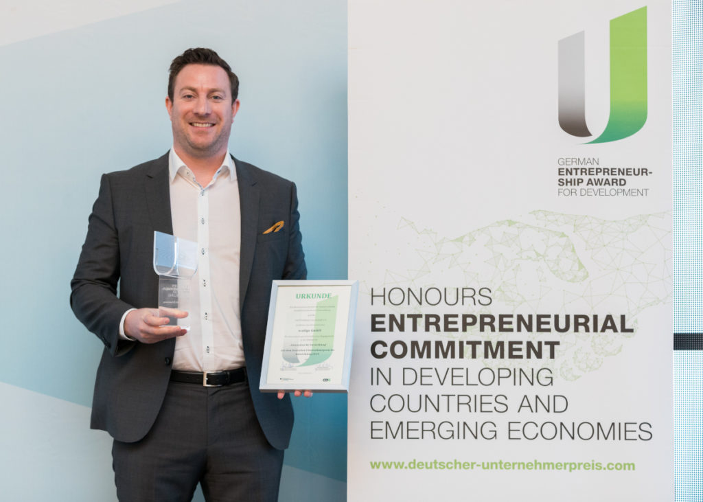 Martin Baart with the German Entrepreneurship for Development Prize.